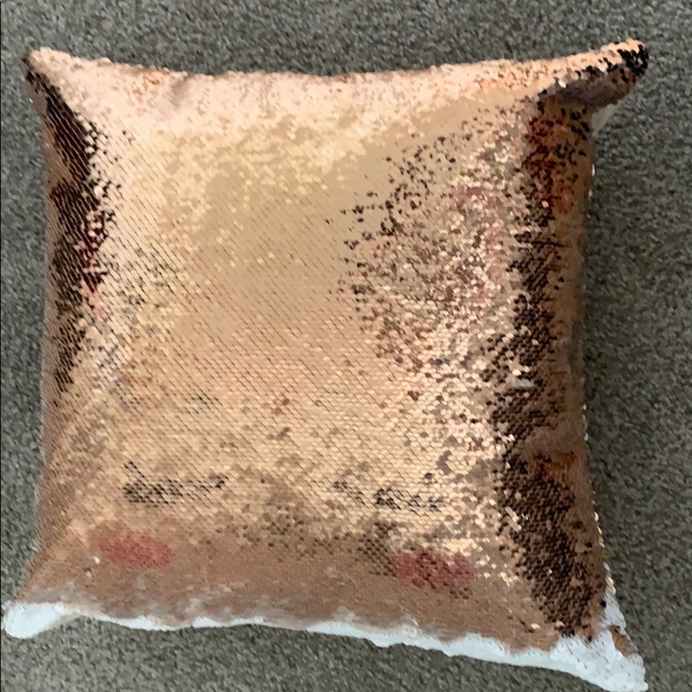Sequin changing pillow
